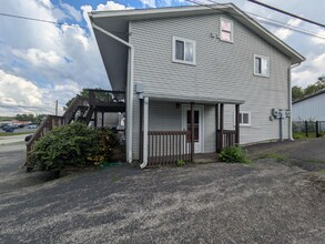 Building Photo - 209 W Oak St