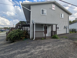 Building Photo - 209 W Oak St