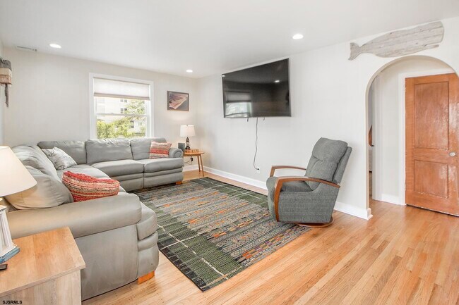 Building Photo - 254 6th St S