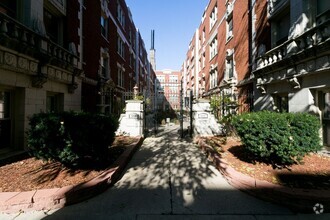Building Photo - 551 W Surf St