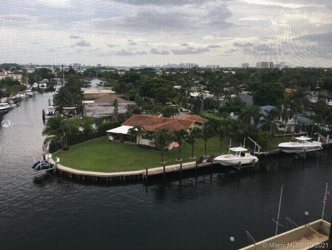 Foto del edificio - 2500 NE 135th St