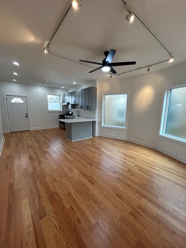 Kitchen area - 4833 N Central Park Ave