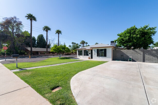 Building Photo - 2302 E Whitton Ave