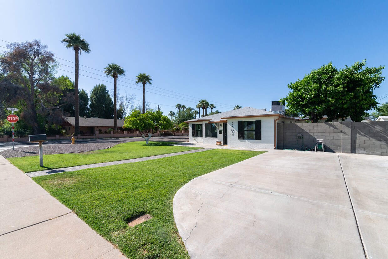 Foto principal - 2302 E Whitton Ave