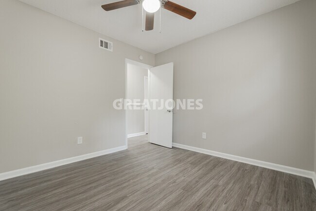 Foto del edificio - NOW OFFERING 1-MONTH FREE OFF FIRST FULL M...