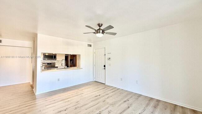 Foto del edificio - 1727 Village Blvd