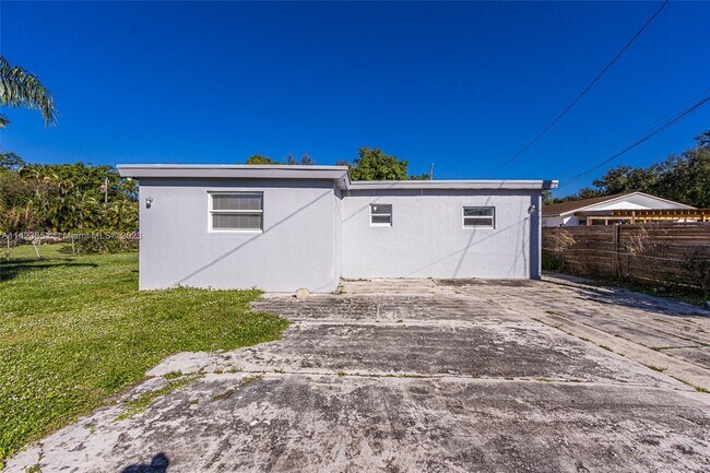 Building Photo - 4433 SW 52nd St