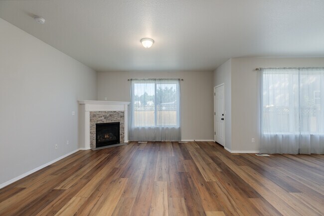 Building Photo - 35558 Alderwood Dr