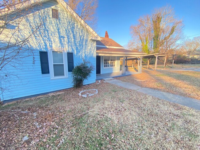 Building Photo - 2021 Fully Renovated 2bd/1ba House close t...