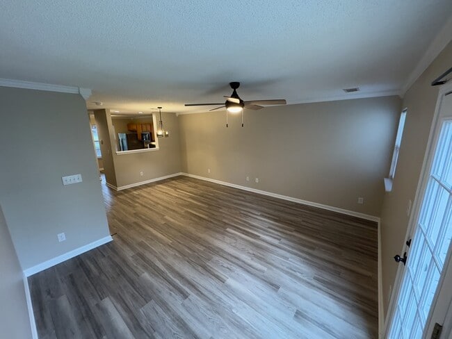 Building Photo - 10165 Forest Landing Dr