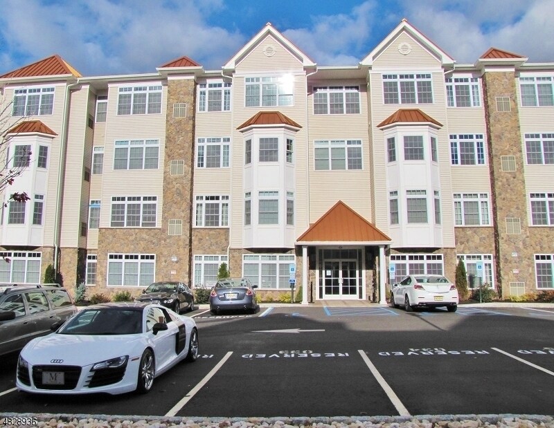 Frente - 104 E Elizabeth Ave