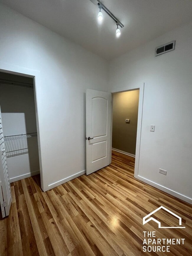 Building Photo - 1037 W Polk St