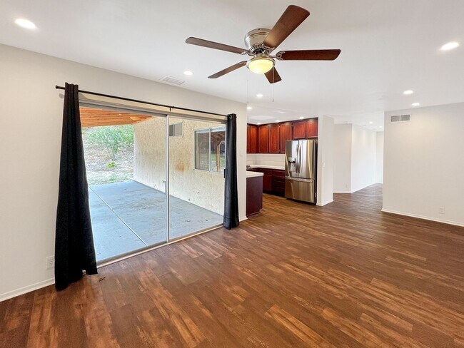 Foto del edificio - Charming 3B/2BA Home in Bay Terraces W/ W/D, A/C, Fireplace, Covered Patio, and Large Backyard!