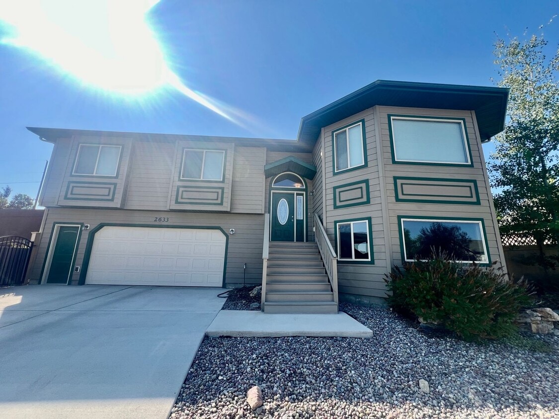 Primary Photo - Beautiful 3 Bed 2 Bath Dog Friendly with F...