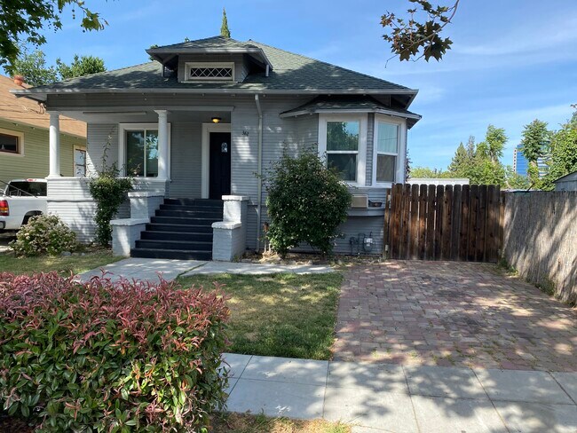Building Photo - 382 Gifford Ave