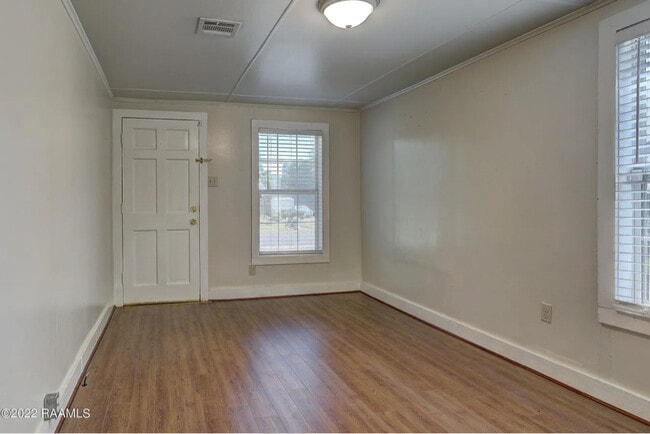 Building Photo - 412 St Charles St
