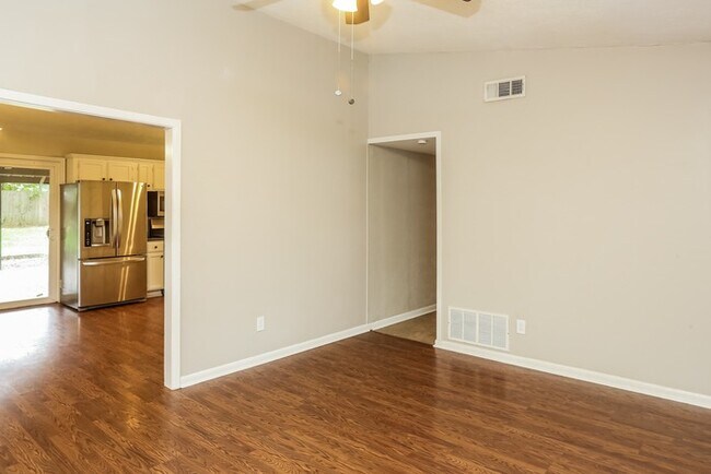Building Photo - 3 Bedroom Clinton Home!