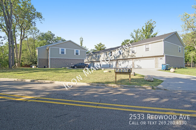 Building Photo - Prime off-campus housing with garages!