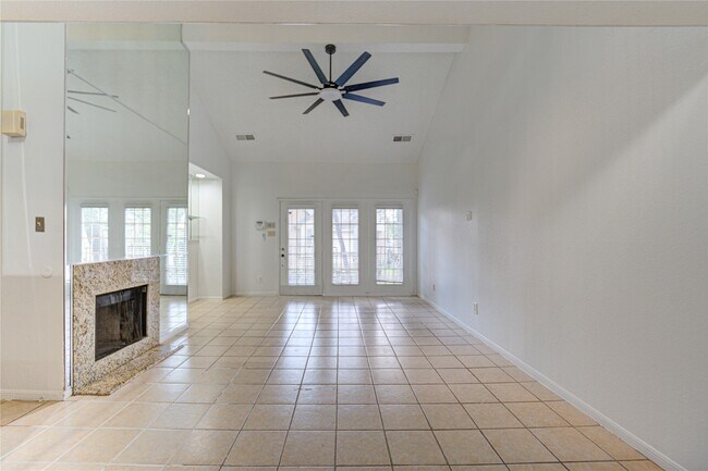 Foto del edificio - 16800 Sugar Pine Dr