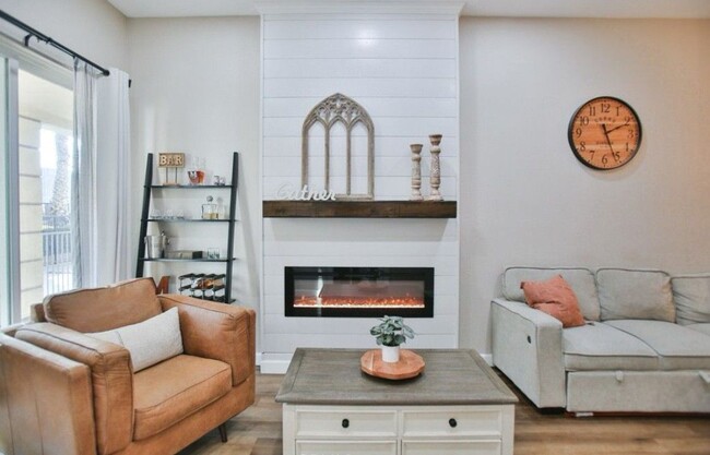 Foto del edificio - 17168 Newhope St