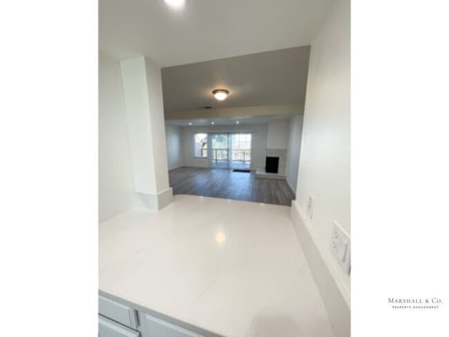 Building Photo - Contemp. 3BD/2.5 BA TOWNHOUSE W LRG ROOMS,...
