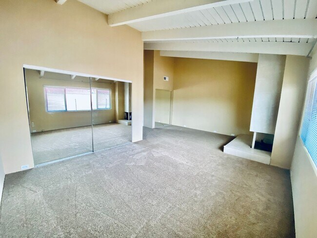 Foto del edificio - Spacious 2-Story Townhome near the Beach!