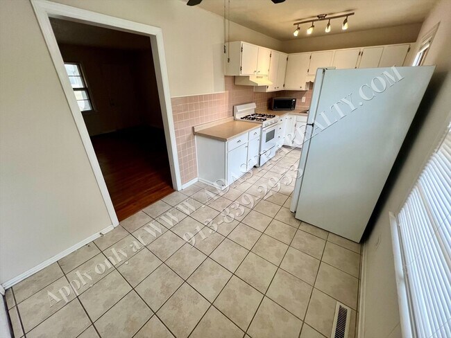 Foto del edificio - Darling 4 Bed 2 Bath Ranch in Olathe-Available NOW!!