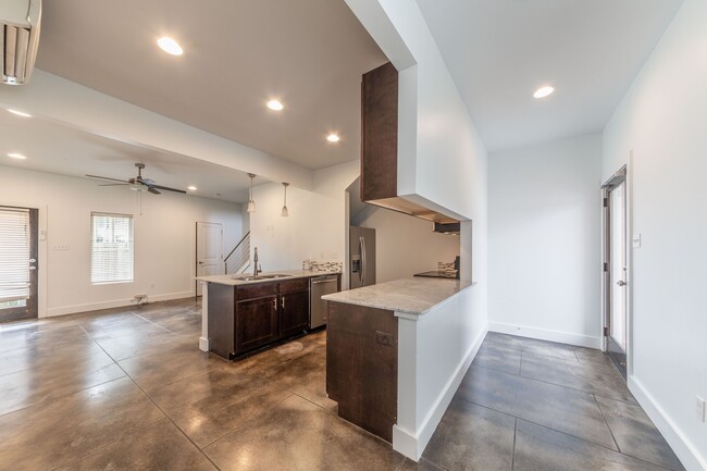 Building Photo - 113 Bayou St Apt 110
