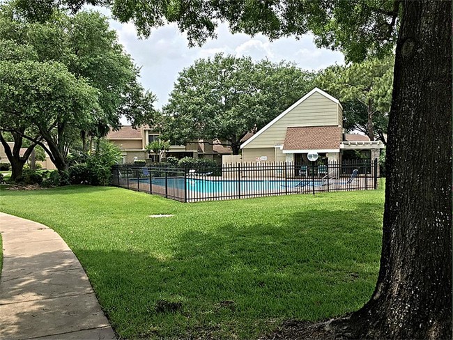 Building Photo - 11625 Village Place Dr
