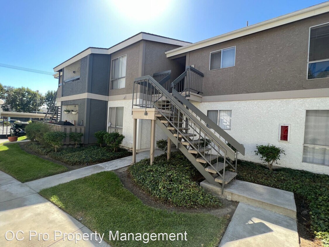 2 br, 1 bath House 2853 S Fairview Stree... House Rental in Santa