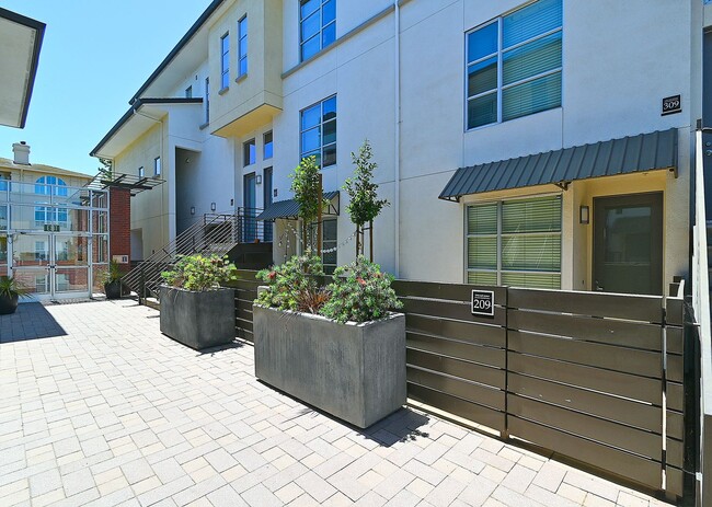 Building Photo - COMING SOON $2,650- CUTEST CONDO IN DOWNTO...