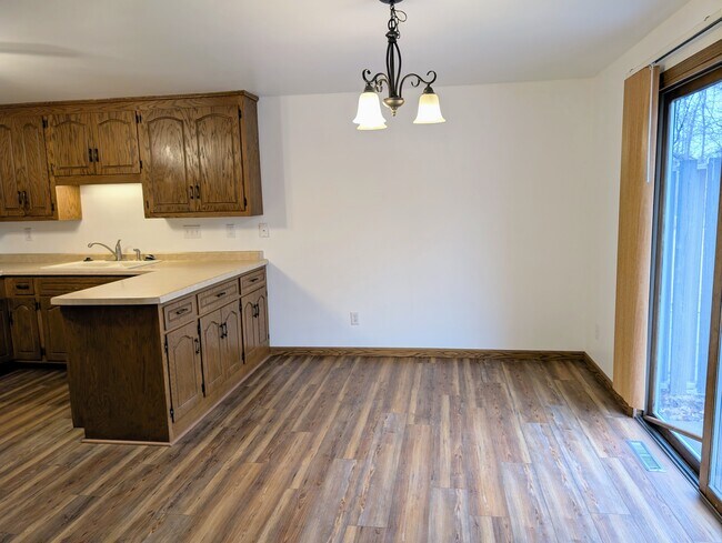 Dining - 2043 Hilltop Dr