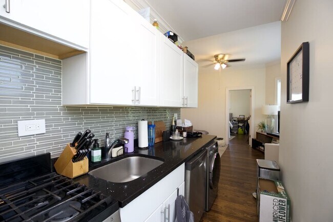 Foto del edificio - 923 W Waveland Ave