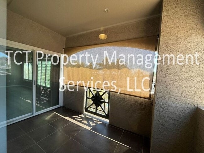 Building Photo - Updated Condo with Pool View!