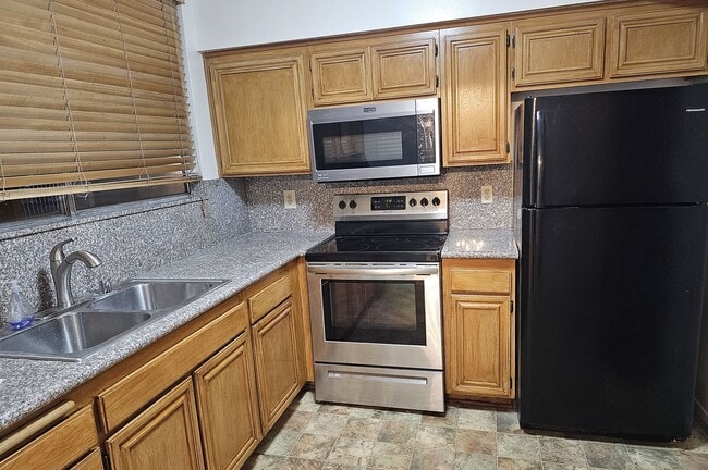 Building Photo - Luxurious 2 Bedroom, 2 Bath Condo in the Heart of Prime Hollywood