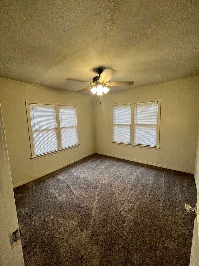 Building Photo - CUTE 2/1 FOR LEASE