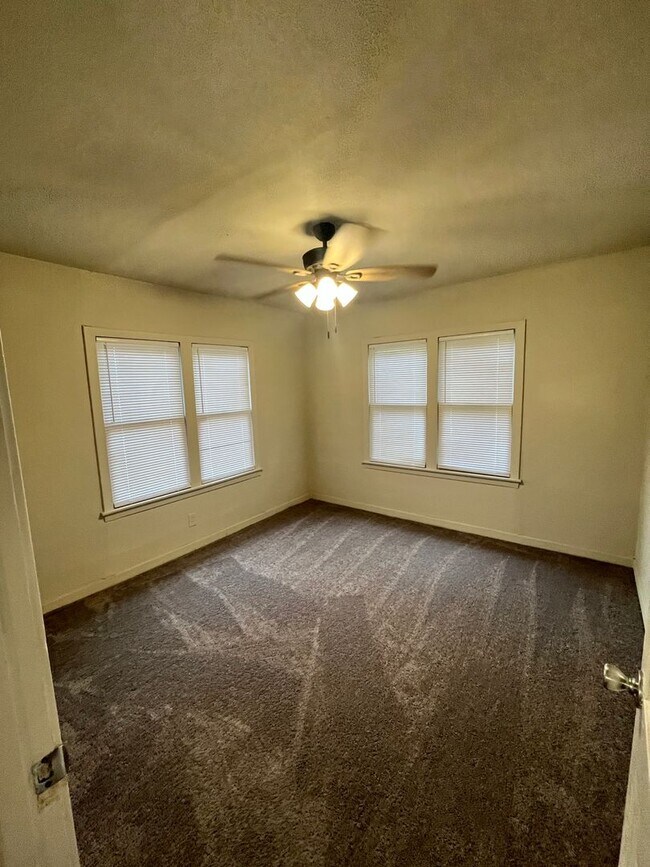 Foto del edificio - CUTE 2/1 FOR LEASE
