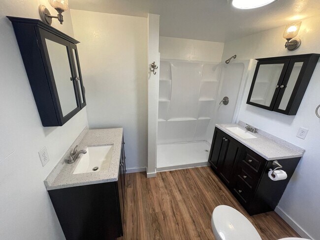 Building Photo - 2 Bedroom, 2 Bathroom with Large Bonus Roo...