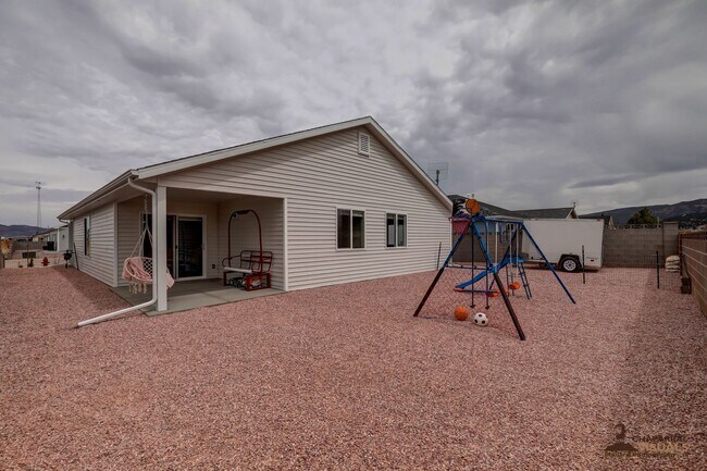 Building Photo - Spacious Family Home