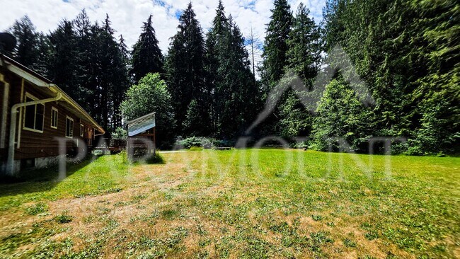 Building Photo - Spacious Log Home with Acreage!