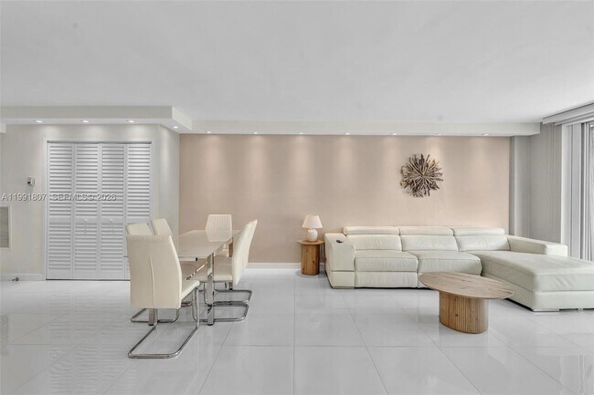 Foto del edificio - 9195 Collins Ave