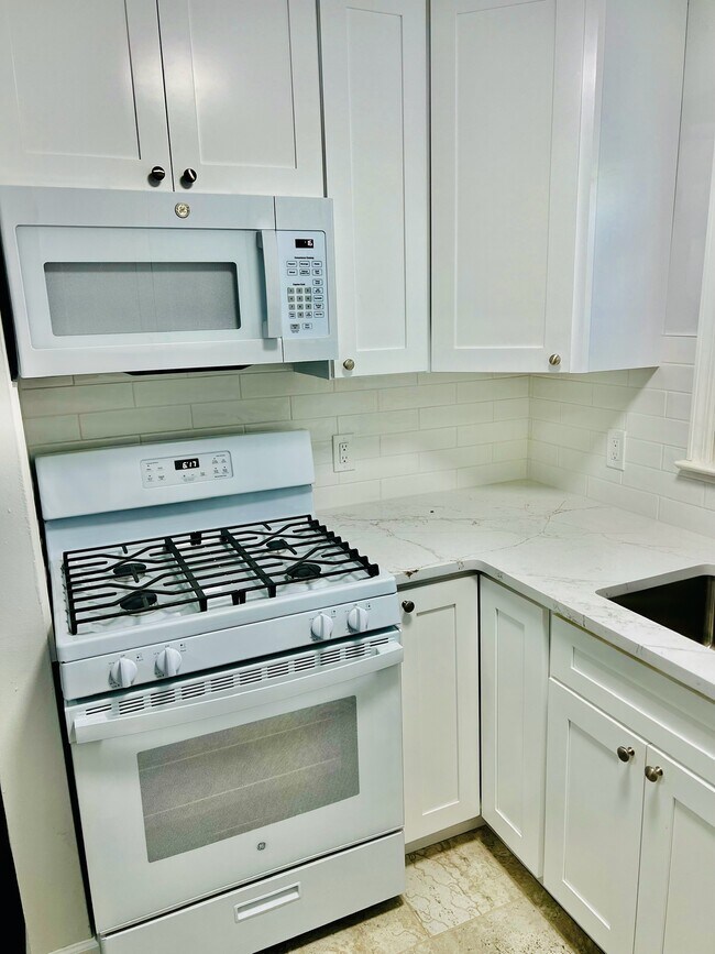 Building Photo - 294 W Post Rd