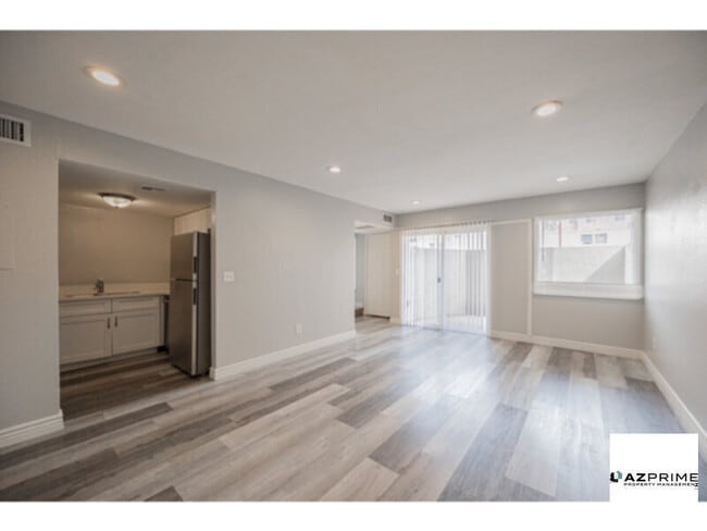 Building Photo - Your Next Home Awaits in this Beautifully Updated 2/1.5 Townhome in Phoenix!