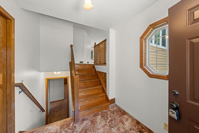 Foto del edificio - Spacious 5 BR with Fireplace and 2 Decks i...