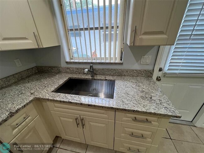 Foto del edificio - 4310 NW 21st Ave