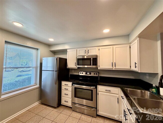 Building Photo - 9604 Vinca Cir