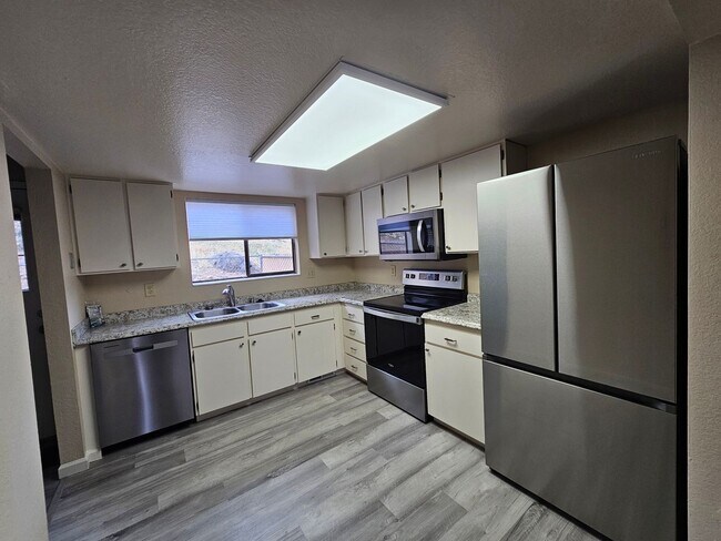 Foto del edificio - Immaculate 2 Bedroom Unit - Close to UNR!