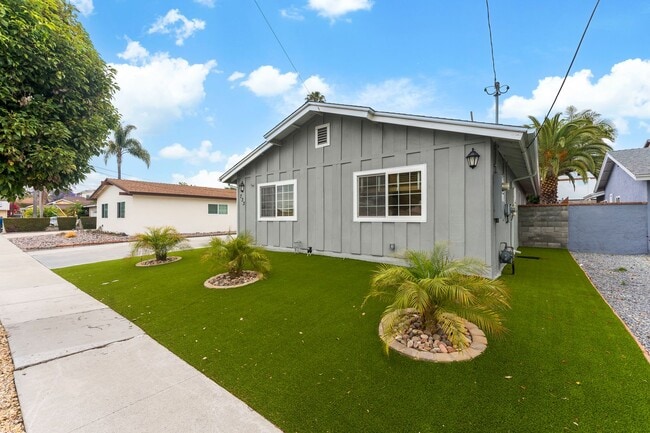 Building Photo - SPACIOUS 4 BEDROOM/2 BATHROOM HOME FOR REN...