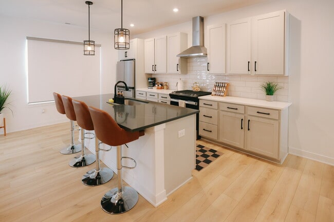 Foto del edificio - 1061 W 18th St