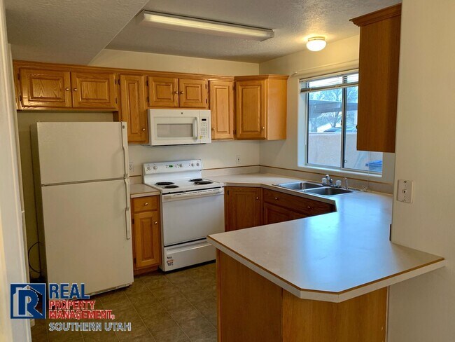 Foto del edificio - Park side Townhome End Unit!